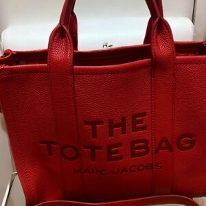 THE
LEATHER MEDIUM TOTE BAG